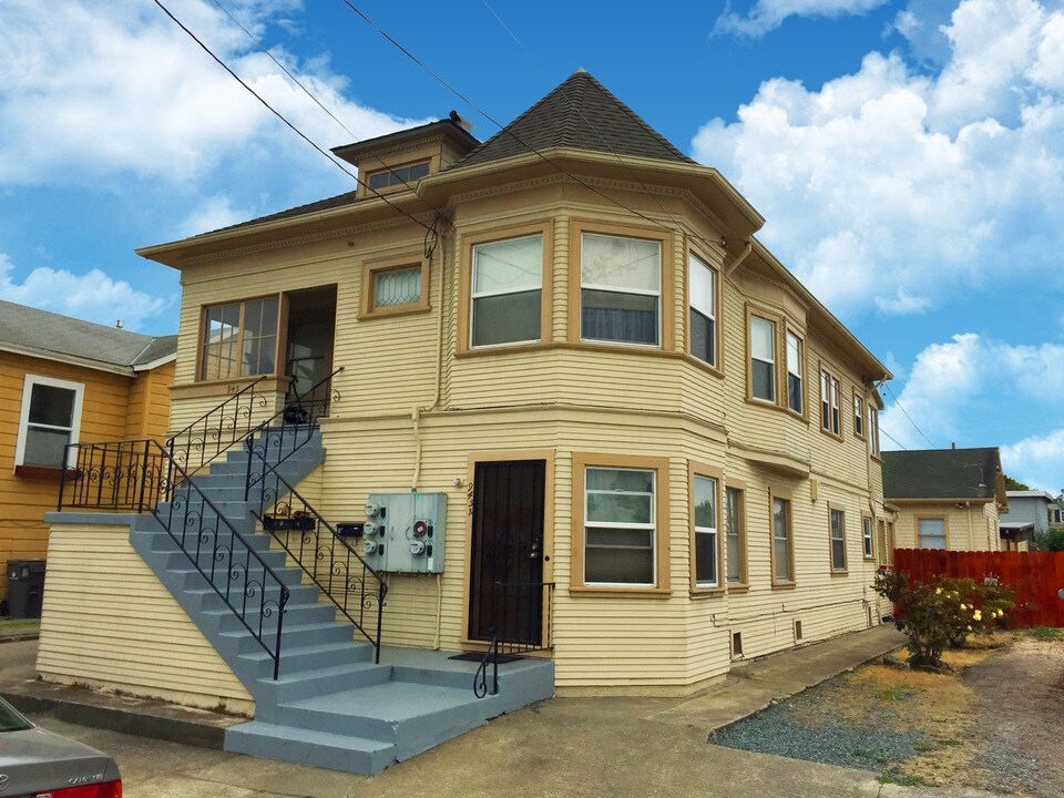 945-947 57th St in Oakland, CA - Foto de edificio