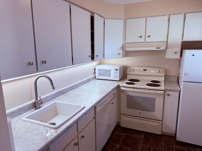 411 Lakewood Cir, Unit A506 in Colorado Springs, CO - Building Photo - Building Photo