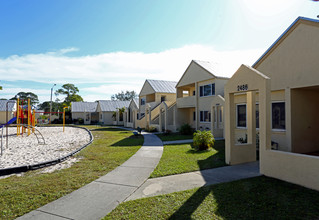 Sanders Pines in Immokalee, FL - Foto de edificio - Building Photo