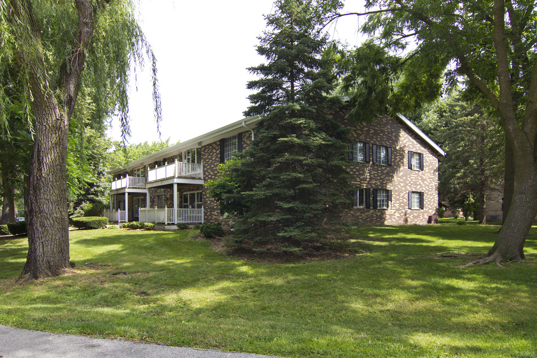 106 Linden Ln in Thiensville, WI - Foto de edificio