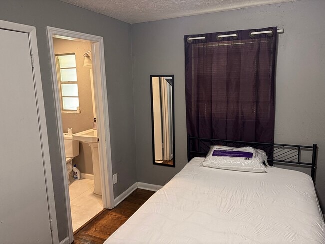 3126 Martha St, Unit room 6
