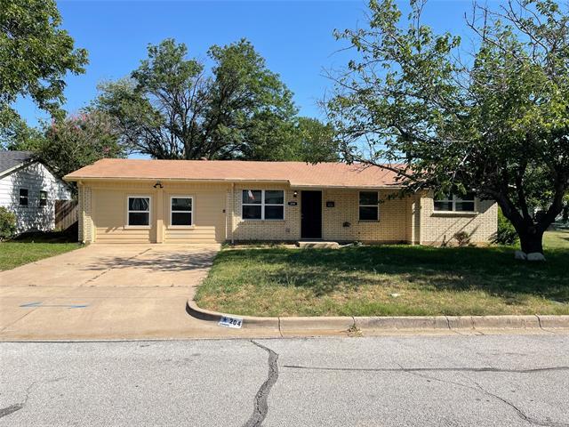 204 Pimlico Way in Saginaw, TX - Foto de edificio