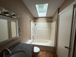 1166 NE Turner Dr in Hillsboro, OR - Foto de edificio - Building Photo