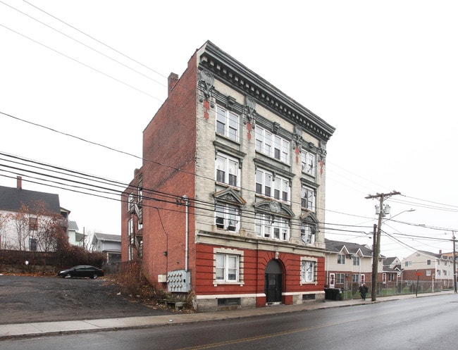 553 S Main St in Waterbury, CT - Foto de edificio - Building Photo