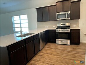 214 Escondido Cir in San Marcos, TX - Building Photo - Building Photo