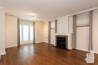 2035 W Crystal St, Unit 1 in Chicago, IL - Building Photo - Building Photo