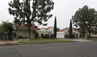 2504 W Orange Ave in Anaheim, CA - Building Photo