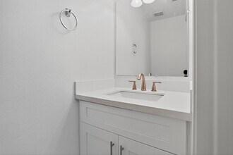 17627 S Summit Canyon Dr in Houston, TX - Building Photo - Building Photo