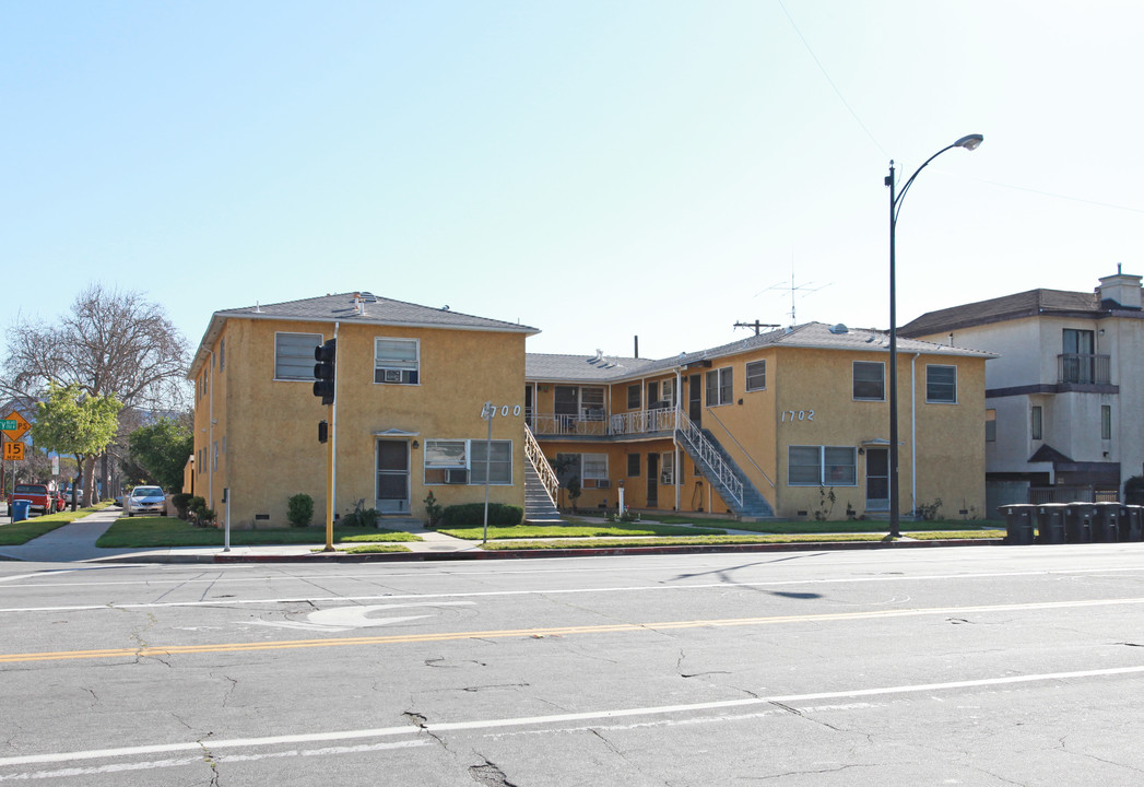 1700-1702 W Victory Blvd in Burbank, CA - Foto de edificio