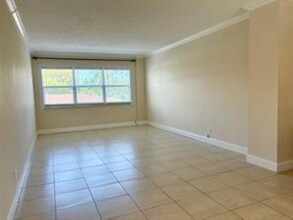 2555 NE 11th St, Unit 207 in Fort Lauderdale, FL - Foto de edificio - Building Photo