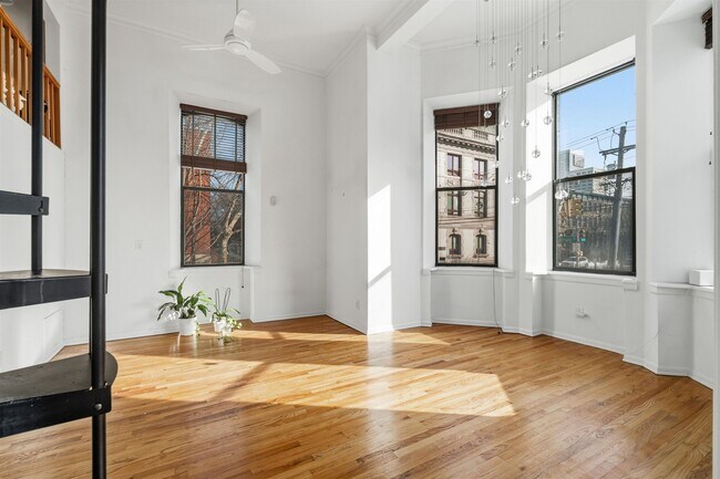 297 Montgomery St in Jersey City, NJ - Building Photo - Building Photo