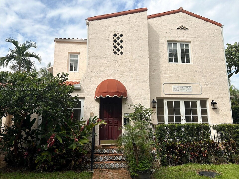 2504 Alhambra Cir in Coral Gables, FL - Foto de edificio