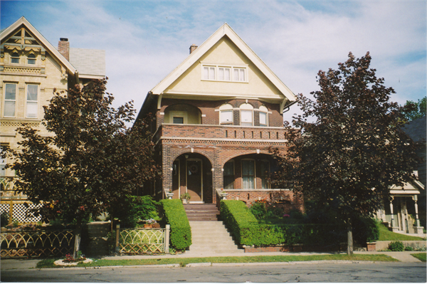 1876 N Warren Ave in Milwaukee, WI - Building Photo