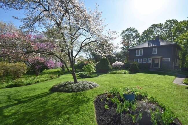 36 Evergreen Ave in Newton, MA - Foto de edificio - Building Photo