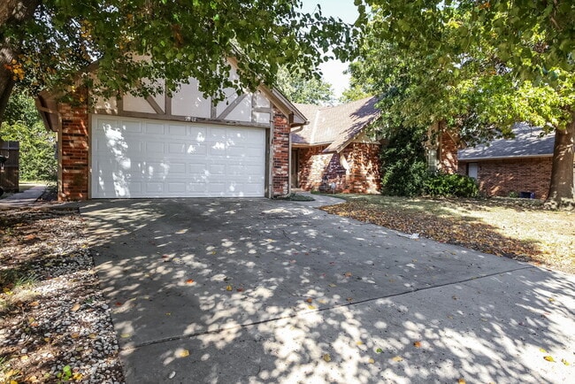 9713 Hummingbird Ln in Oklahoma City, OK - Building Photo - Building Photo