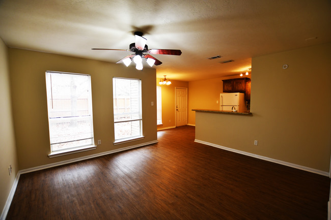 1213 Oney Hervey in College Station, TX - Building Photo - Interior Photo