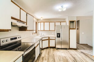 745 9th Ave S in Hopkins, MN - Building Photo