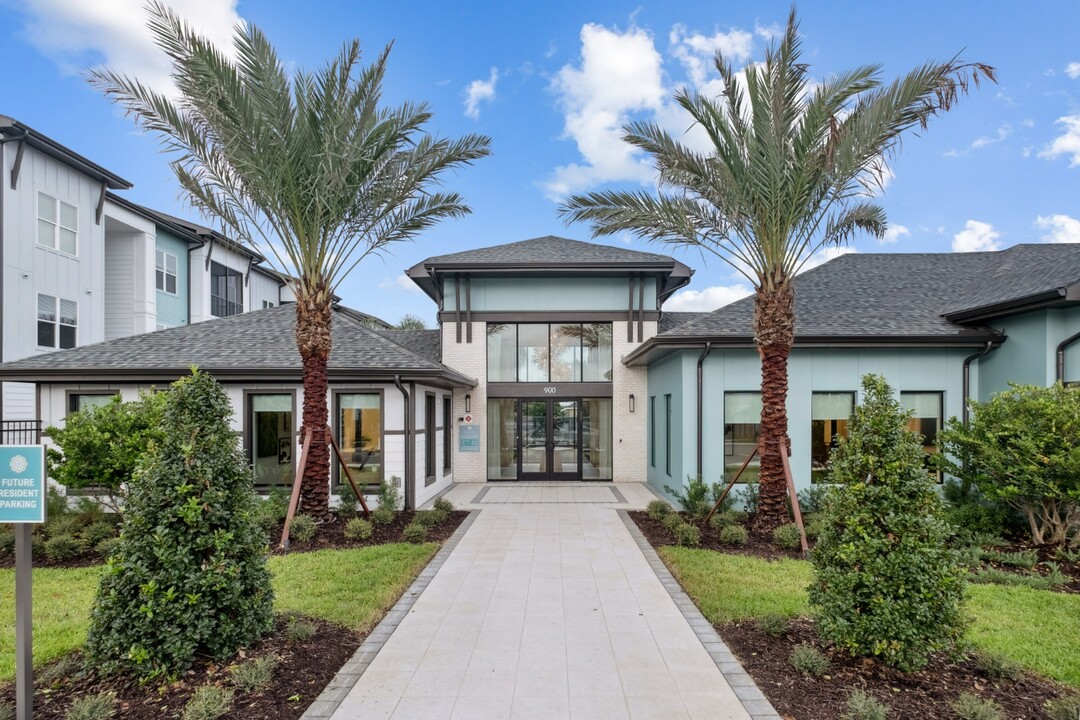 Ezelle in Kissimmee, FL - Building Photo