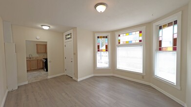 868 SE Washington St in Hillsboro, OR - Building Photo - Building Photo