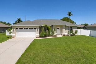 118 NE 9th Ct in Cape Coral, FL - Building Photo