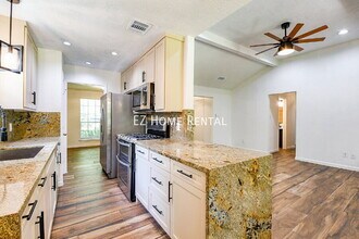 25003 Spring Creek Dr in Spring, TX - Building Photo - Building Photo
