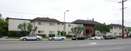 5900 Reseda Blvd in Tarzana, CA - Building Photo - Building Photo