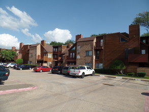 Arlington Oaks Condominiums in Arlington, TX - Building Photo - Other