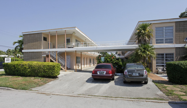 Surfside Villas in Miami Beach, FL - Building Photo - Building Photo