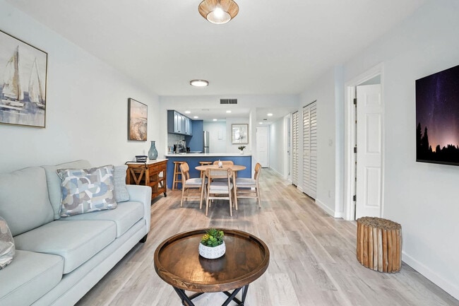 600 Neapolitan Way in Naples, FL - Foto de edificio - Building Photo