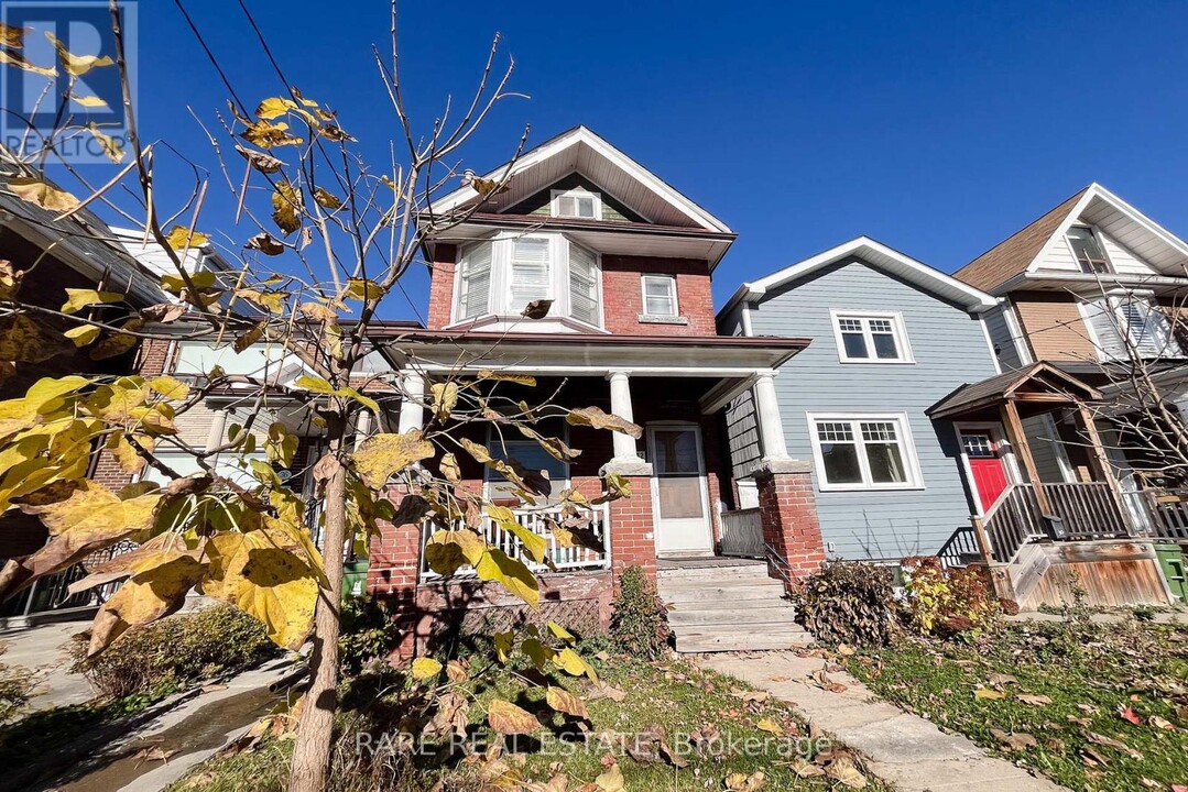 32 Garnet Ave in Toronto, ON - Building Photo