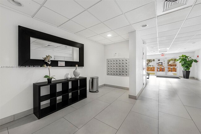 1666 West Ave, Unit 305 in Miami Beach, FL - Building Photo - Building Photo