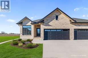 162 McLellan Ave in Amherstburg, ON - Building Photo