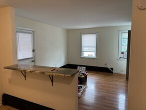 30 Walnut St, Unit 1 in Cohoes, NY - Foto de edificio - Building Photo