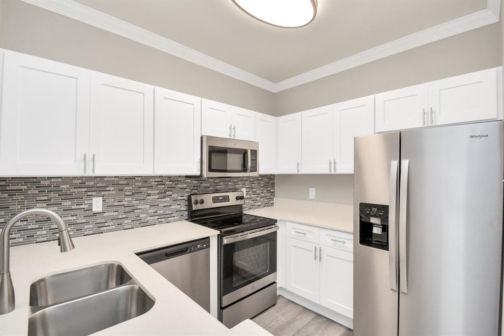 2222 Maroneal St in Houston, TX - Building Photo