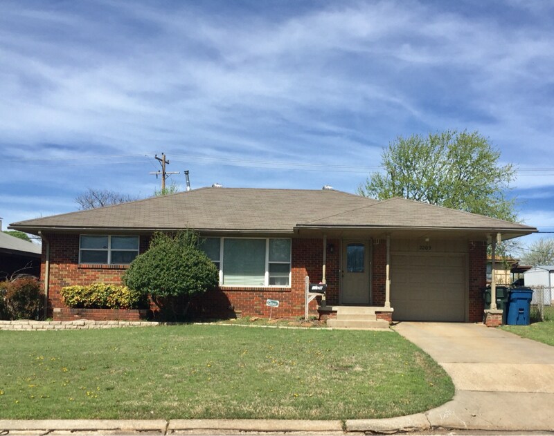 2209 Maple Dr in Midwest City, OK - Building Photo