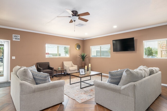 Chapel Hill Place in El Paso, TX - Building Photo - Interior Photo