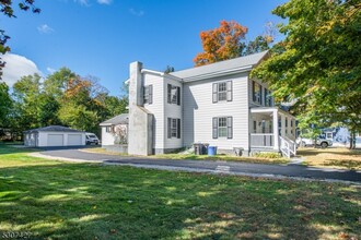 64 Main St in Roxbury Township, NJ - Foto de edificio - Building Photo