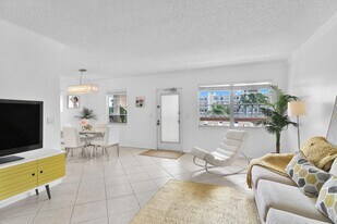2043 Cornwall C in Boca Raton, FL - Building Photo