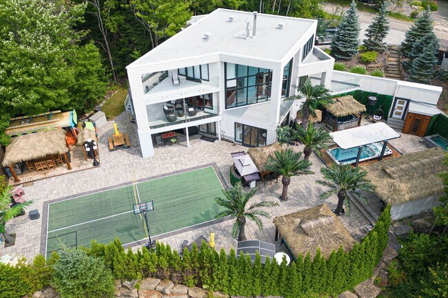 755 Rue des Brises in Ste-Adèle, QC - Building Photo - Building Photo
