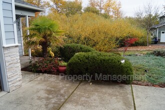 373 SW Bayou Pl in Grants Pass, OR - Foto de edificio - Building Photo