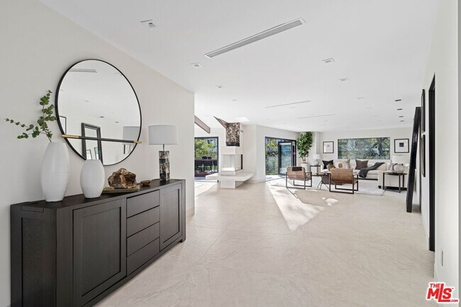 2301 Donella Cir in Los Angeles, CA - Building Photo - Building Photo