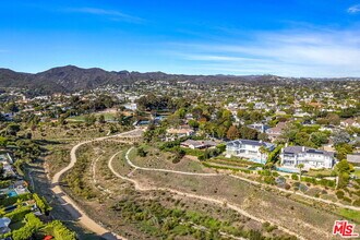 623 Alma Real Dr in Los Angeles, CA - Building Photo - Building Photo