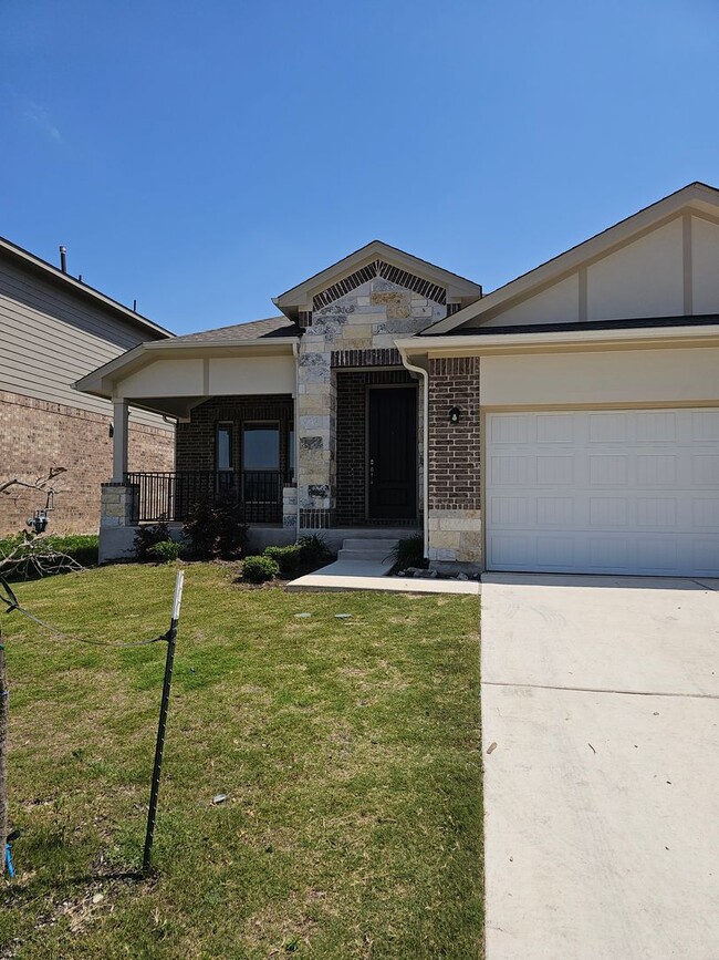209 Falkland St in Hutto, TX - Building Photo - Building Photo