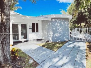 2435 NE 195th St in Miami, FL - Building Photo - Building Photo