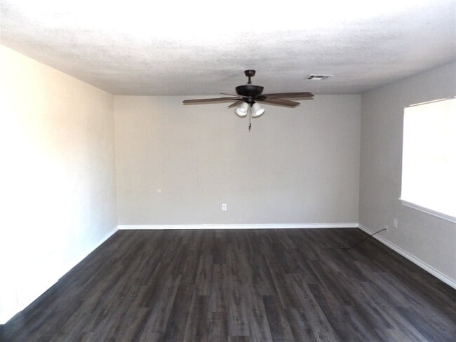 125 SE Surrey Ln in Lawton, OK - Building Photo - Building Photo