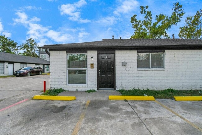 property at 1736 Crestdale Dr