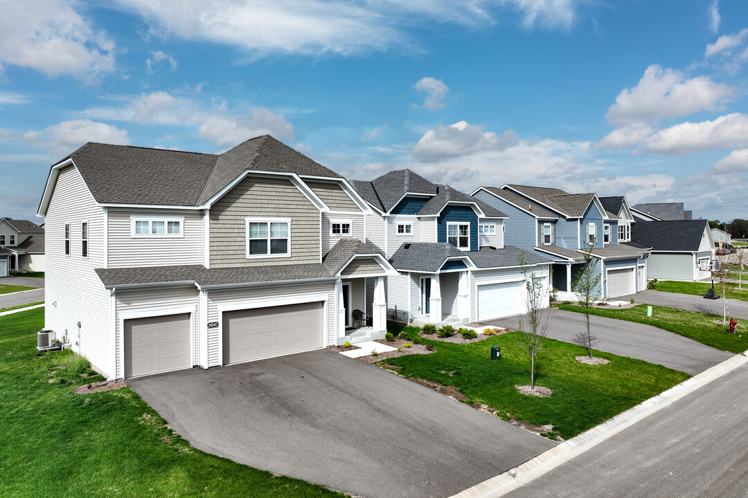 Edgewater Landing in Rogers, MN - Building Photo