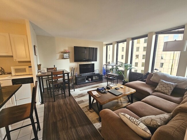 100 E Walton St, Unit 24C in Chicago, IL - Building Photo - Building Photo