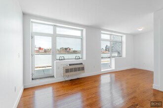 12-22 30th Avenue in Queens, NY - Foto de edificio - Building Photo