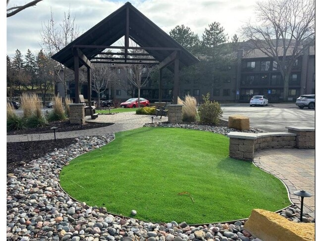 7301 W 101st St in Bloomington, MN - Foto de edificio - Building Photo